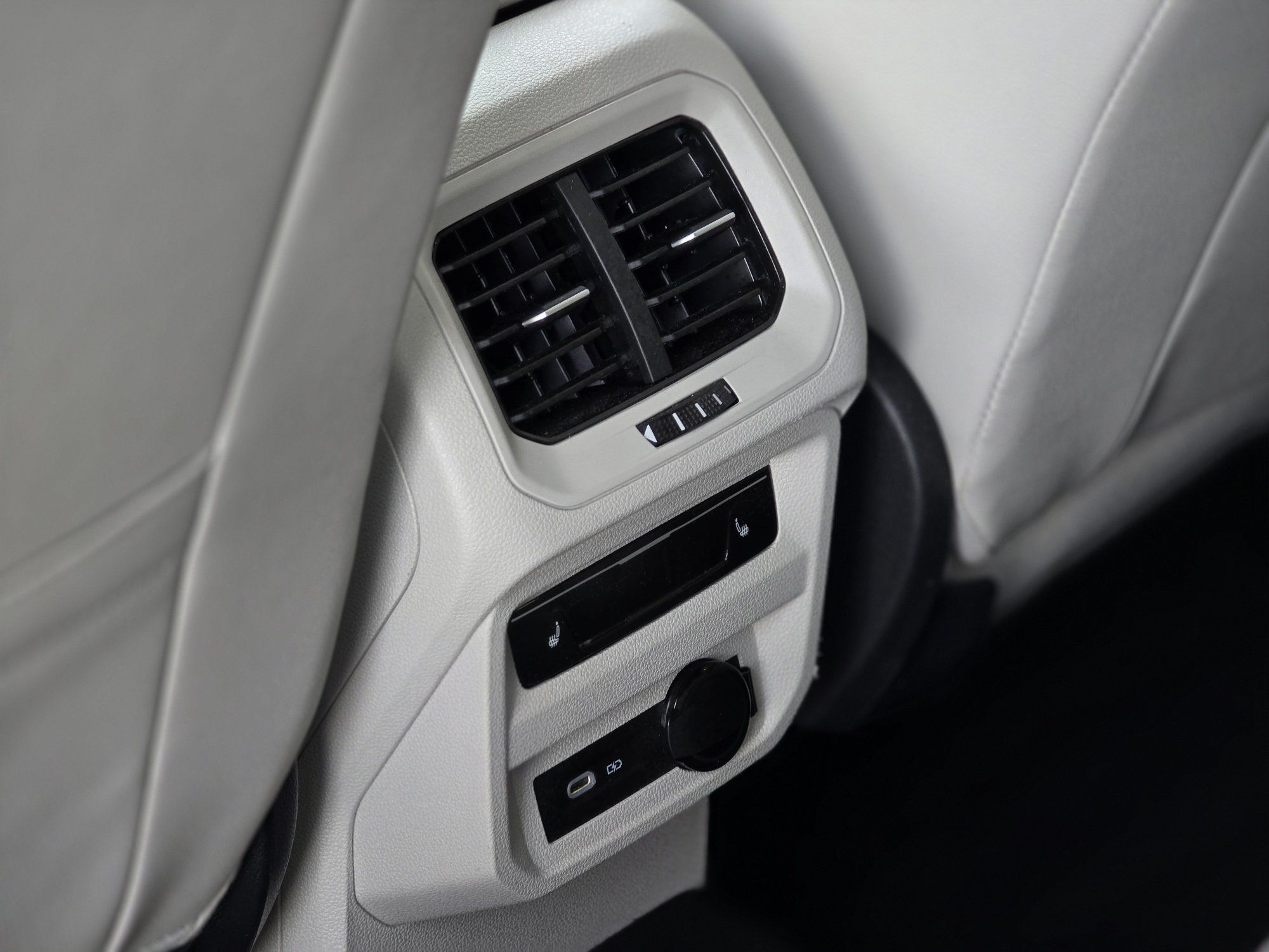 2024 Volkswagen Tiguan Highline R-Line 7 PASSAGERS | NAV | PANO | CUIR Highline R-Line 7 PASSAGERS | NAV | PANO | CUIR