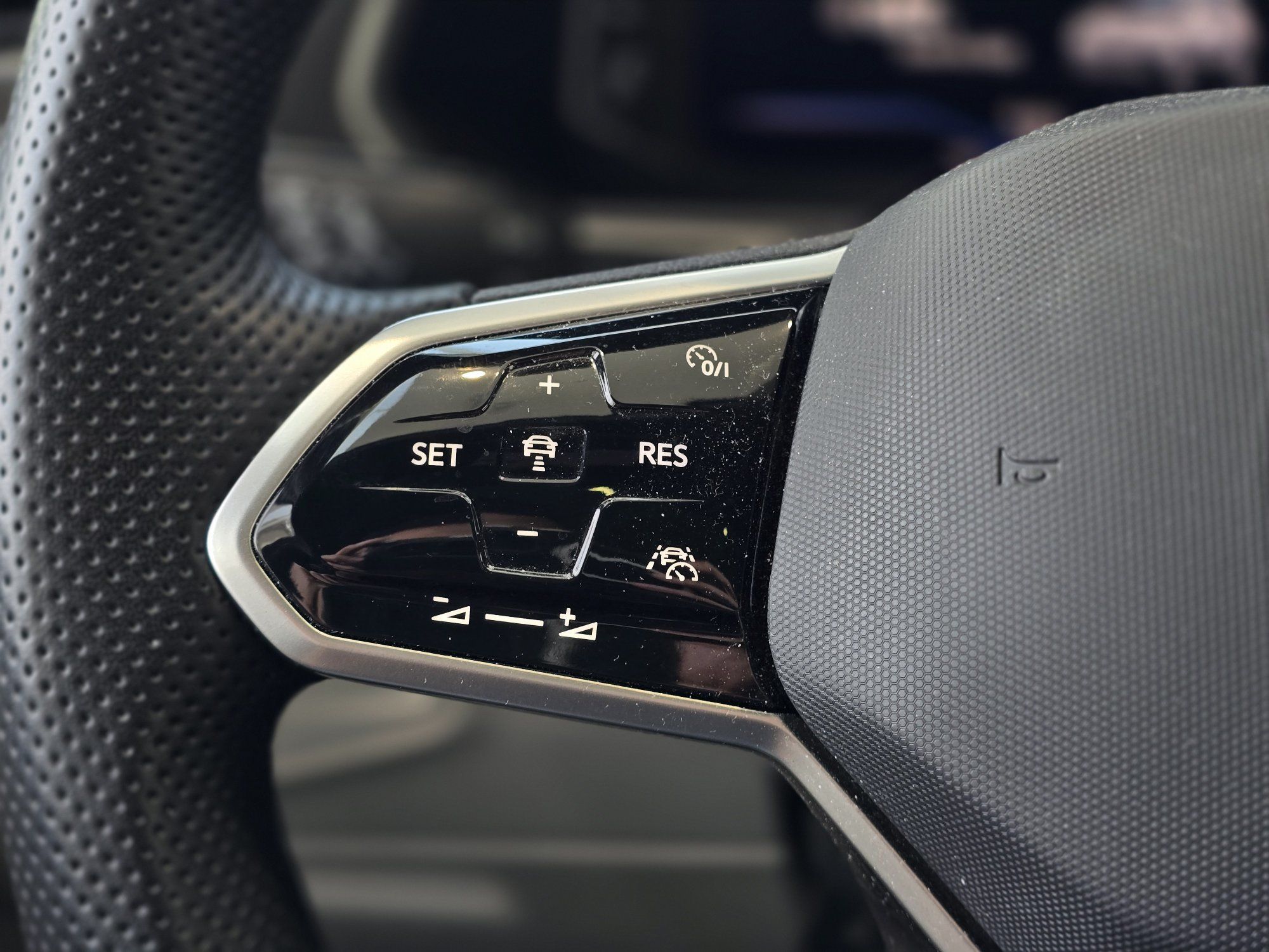 2024 Volkswagen Tiguan Highline R-Line 7 PASSAGERS | NAV | PANO | CUIR Highline R-Line 7 PASSAGERS | NAV | PANO | CUIR