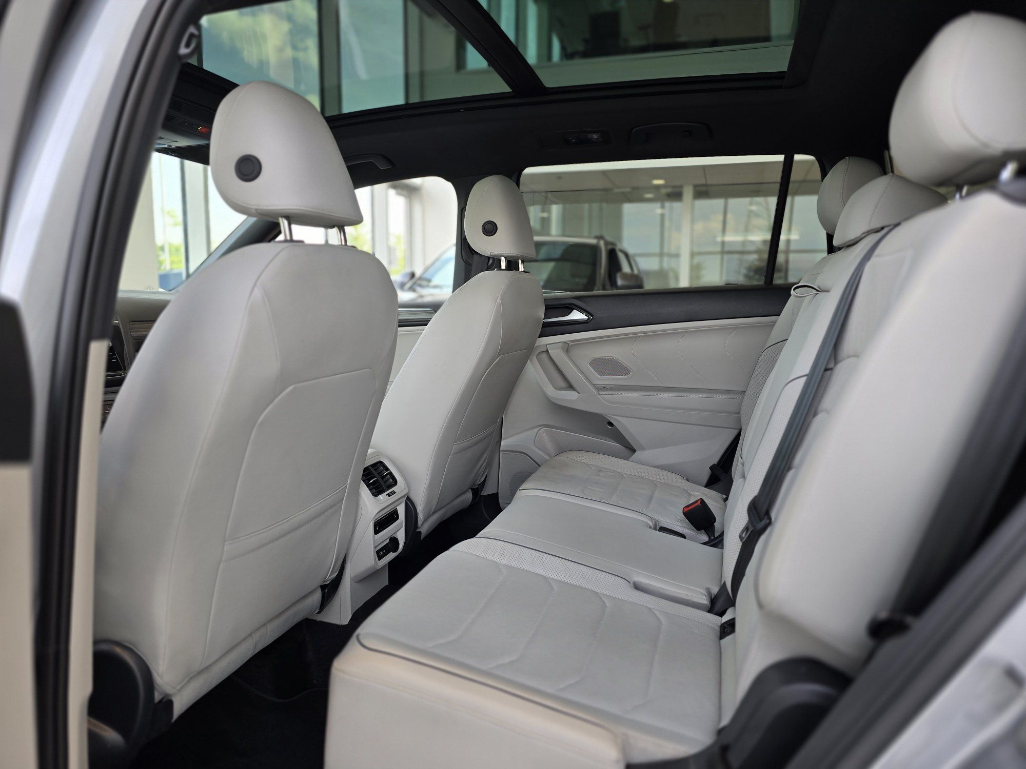 2024 Volkswagen Tiguan Highline R-Line 7 PASSAGERS | NAV | PANO | CUIR Highline R-Line 7 PASSAGERS | NAV | PANO | CUIR