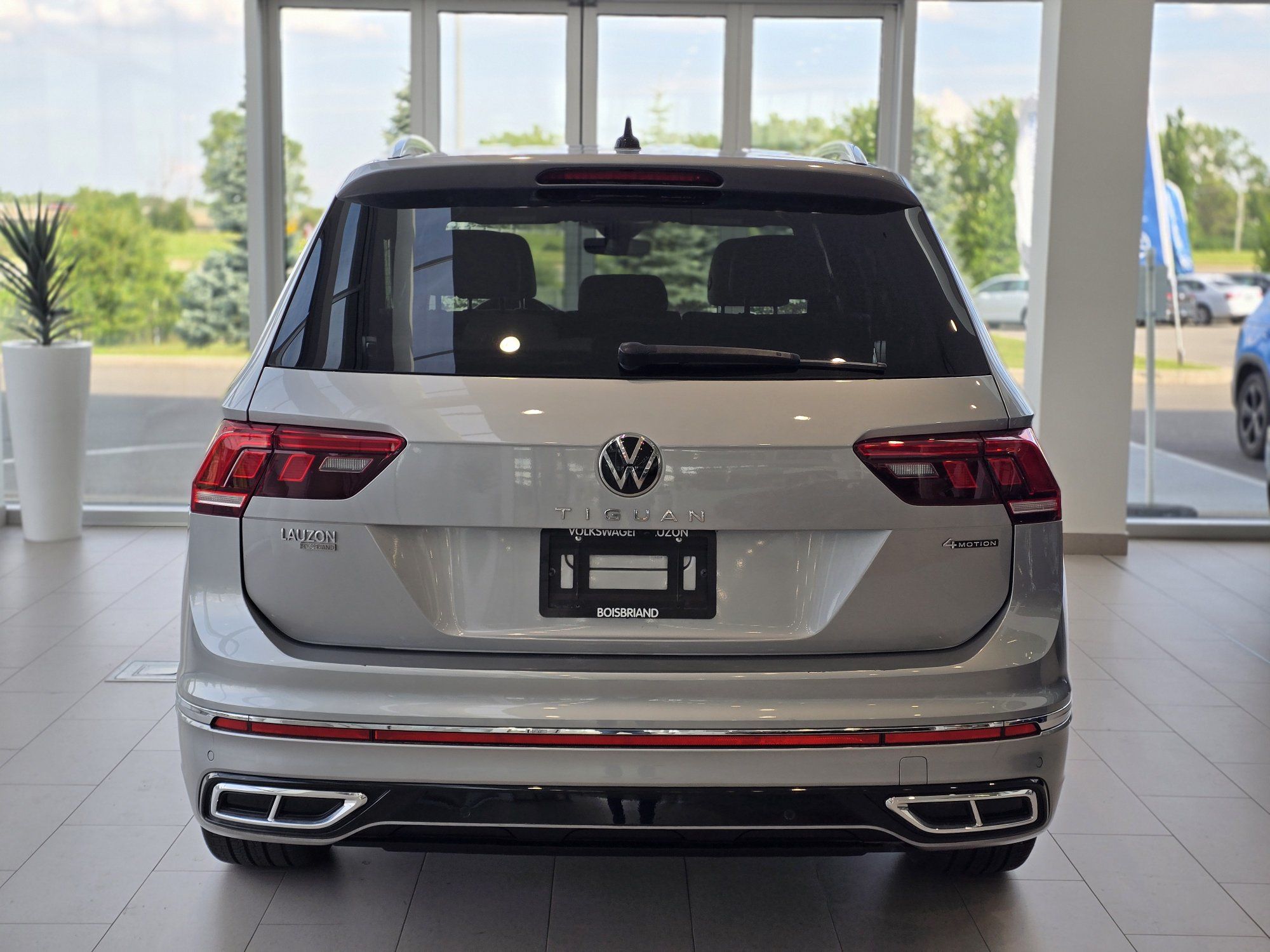 2024 Volkswagen Tiguan Highline R-Line 7 PASSAGERS | NAV | PANO | CUIR Highline R-Line 7 PASSAGERS | NAV | PANO | CUIR