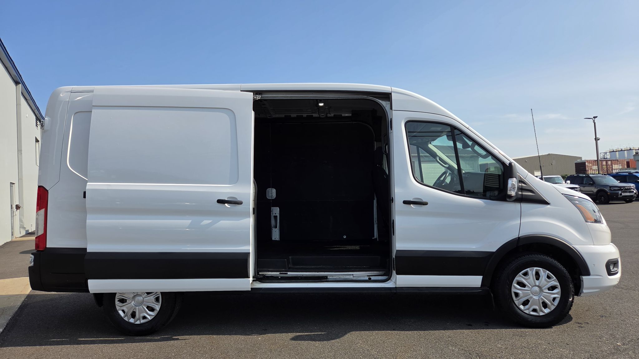 Ford E-Transit Cargo Van 2022 — photo 7