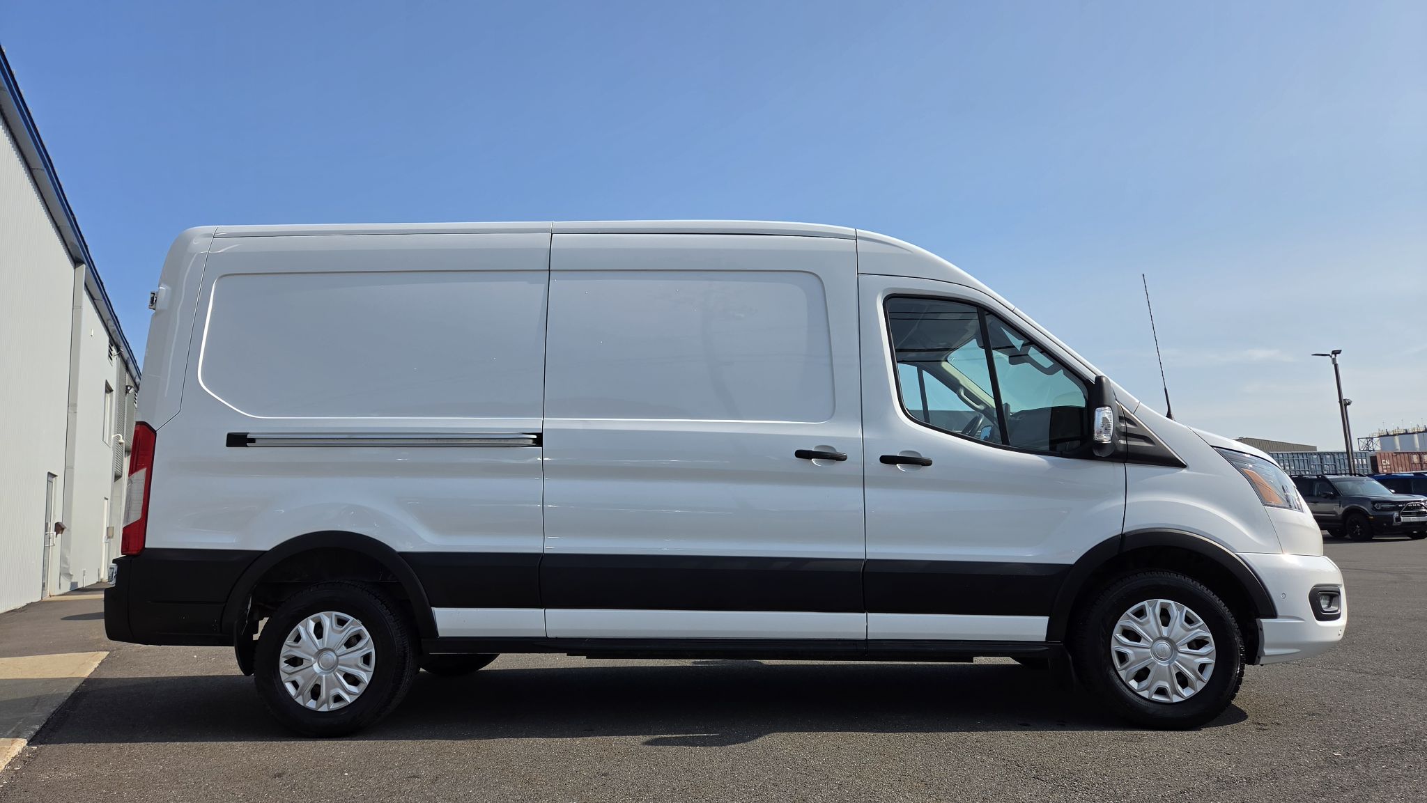 Ford E-Transit Cargo Van 2022 — photo 6