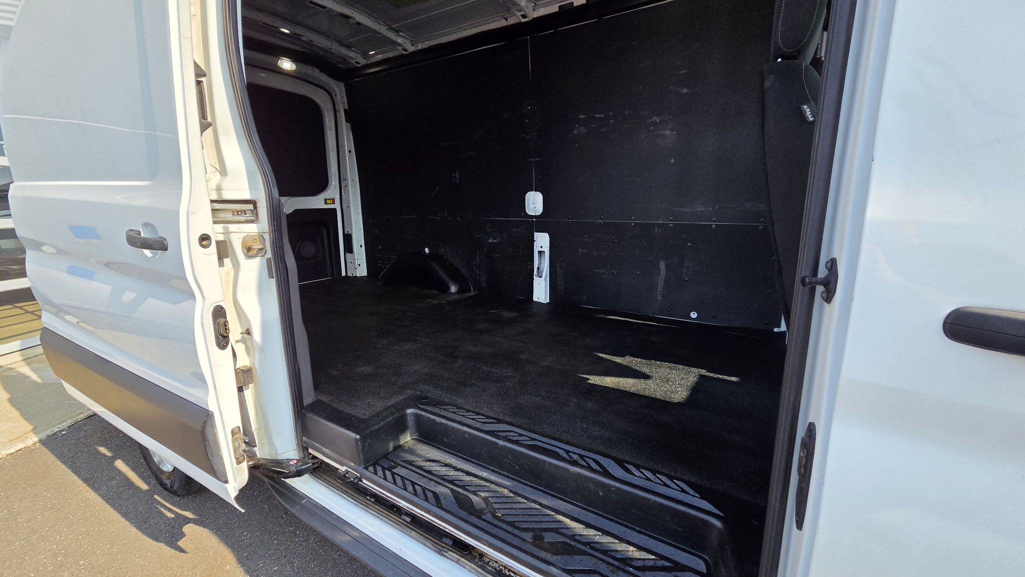 Ford E-Transit Cargo Van 2022 — photo 8