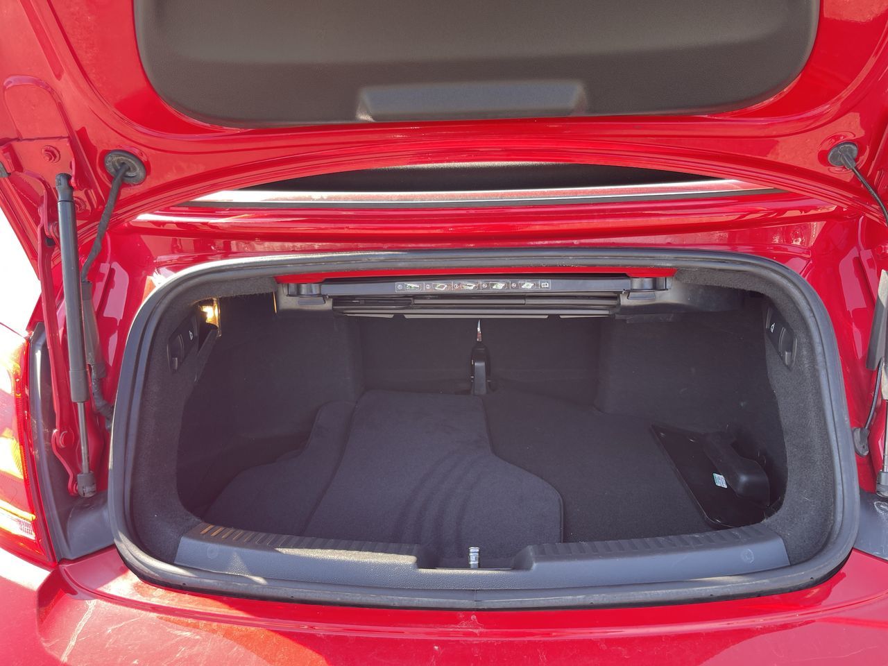 Volkswagen The Beetle Convertible  2016 à Calgary, Alberta