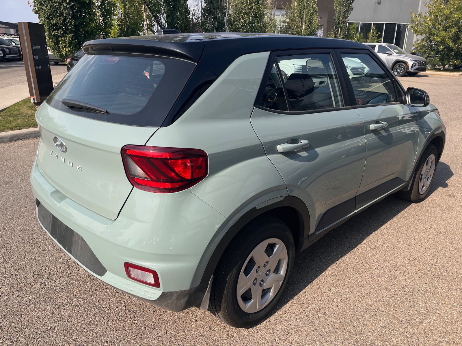 Photo 2026 Hyundai Venue Essential w/Two-Tone #3
