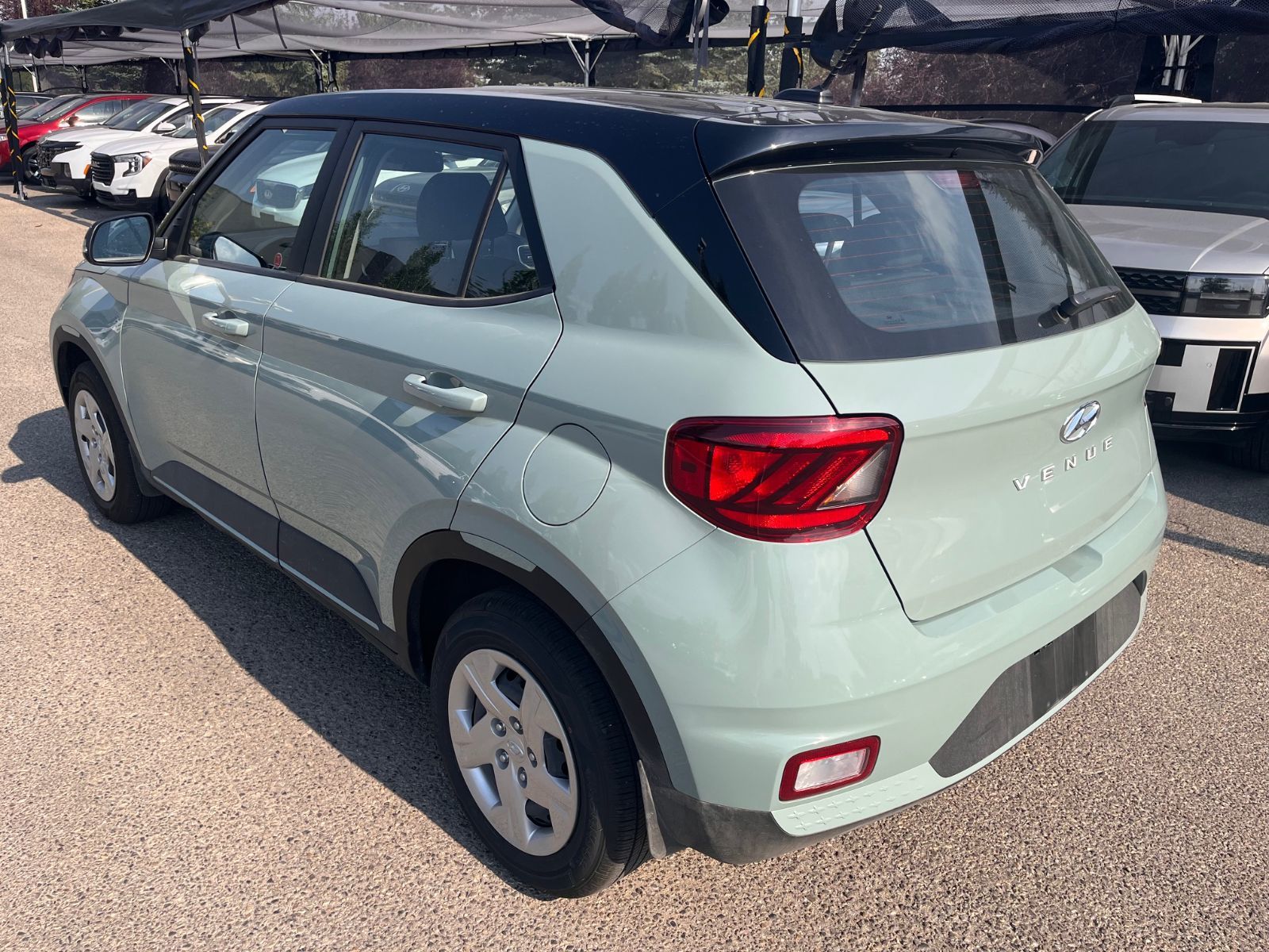 Photo 2026 Hyundai Venue Essential w/Two-Tone #4