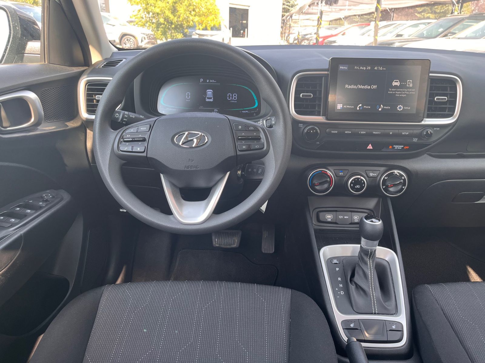 Photo 2026 Hyundai Venue Essential w/Two-Tone #8