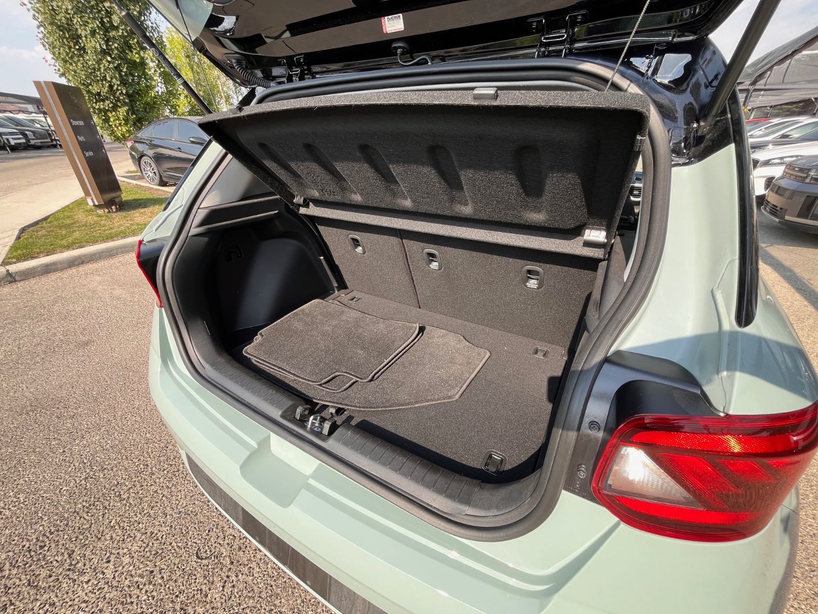 Photo 2026 Hyundai Venue Essential w/Two-Tone #7