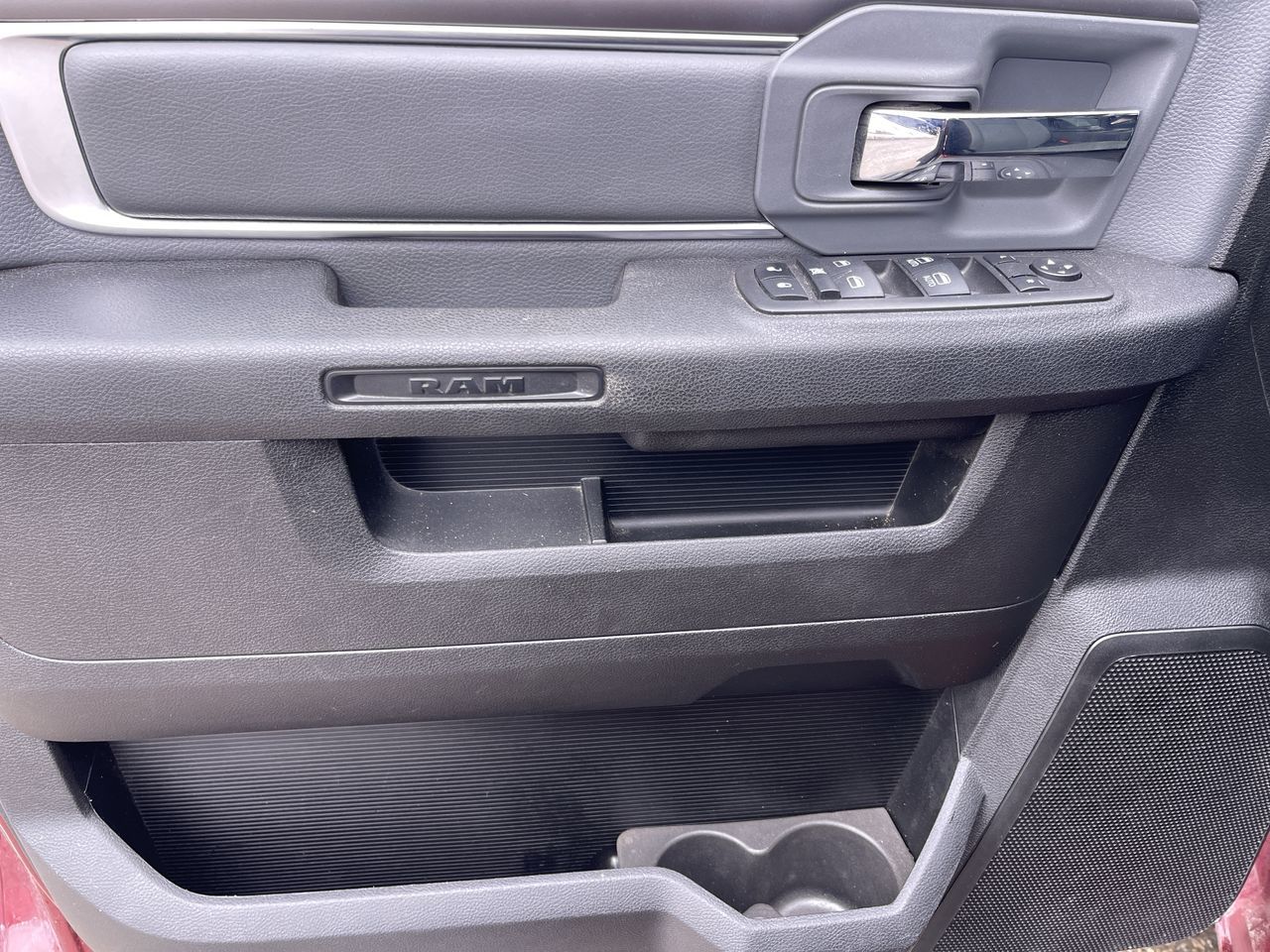 Ram RAM 1500 Classic Crew Cab 4x4 (DS)  2023 à Calgary, Alberta