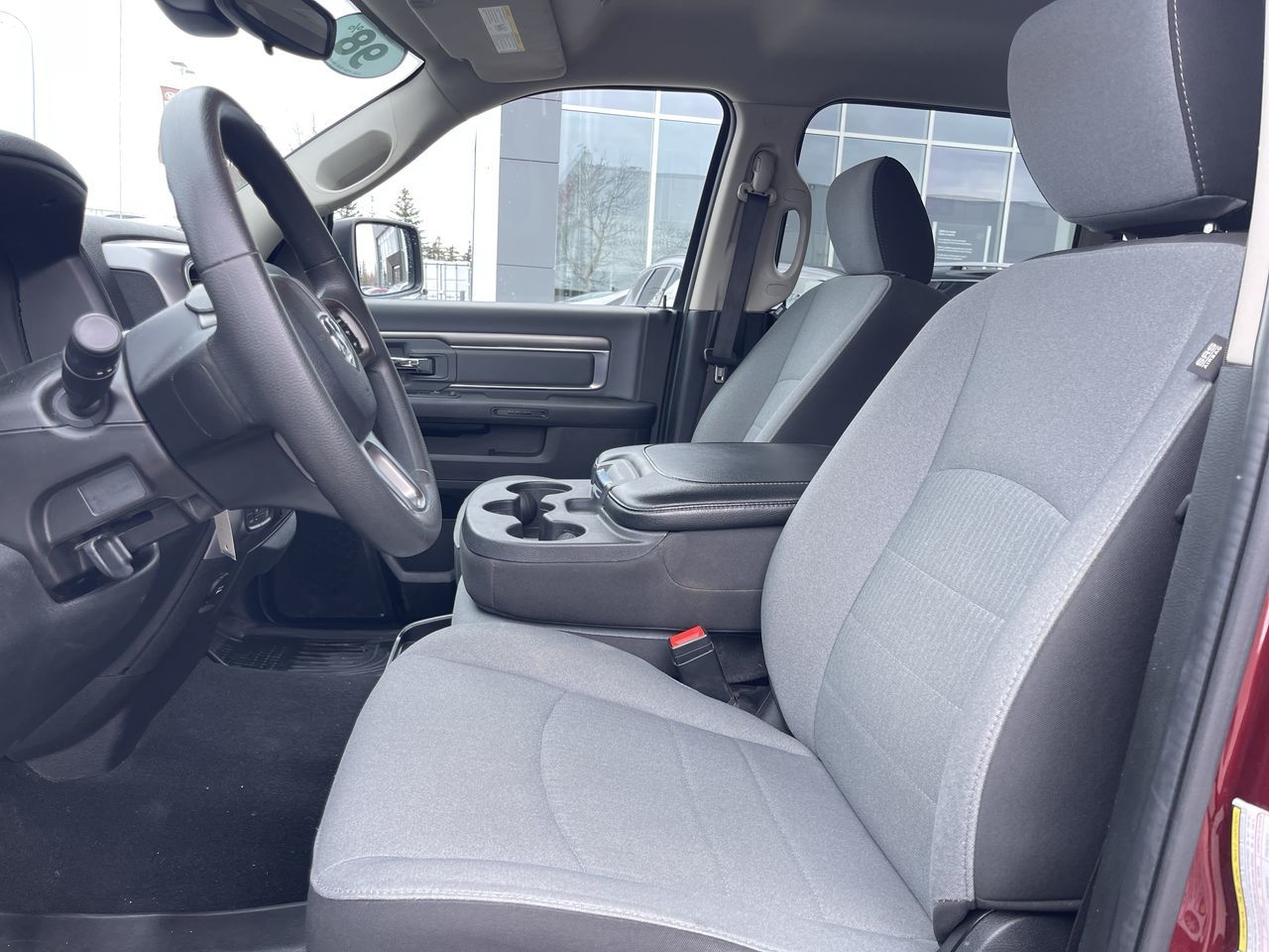 Ram RAM 1500 Classic Crew Cab 4x4 (DS)  2023 à Calgary, Alberta