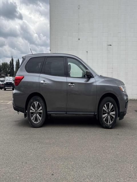 Nissan Pathfinder  2018 à Calgary, Alberta