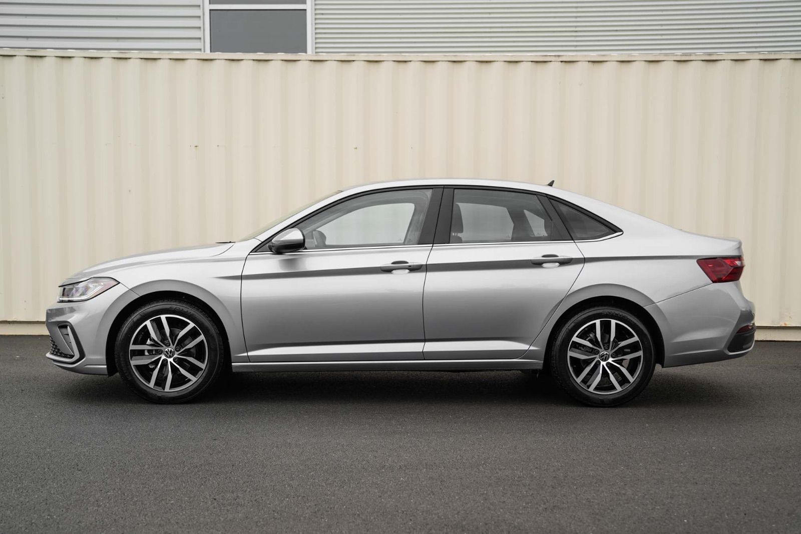 Photo 2027 Volkswagen Jetta Comfortline #3