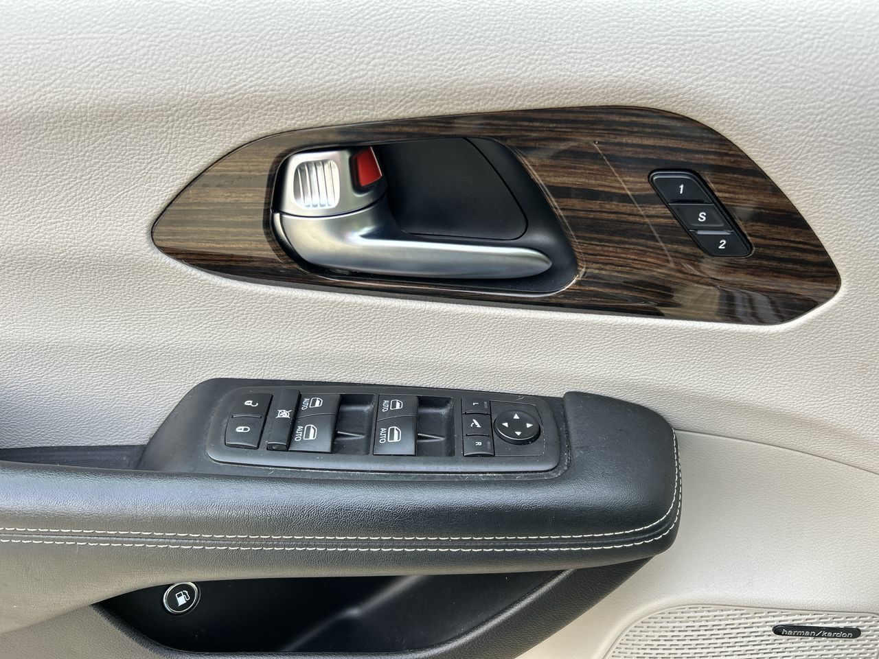 Chrysler Pacifica Hybrid  2021 à North Vancouver, Colombie-Britannique