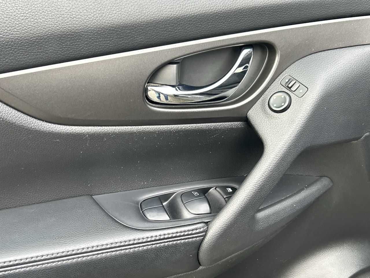 Nissan Rogue  2015 à North Vancouver, Colombie-Britannique