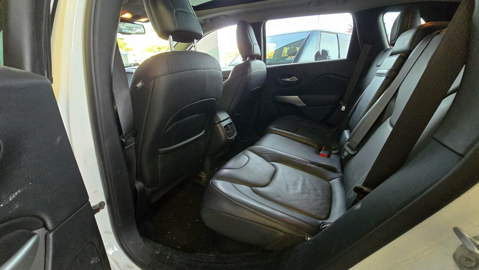 Photo 2016 Jeep Cherokee Overland #2