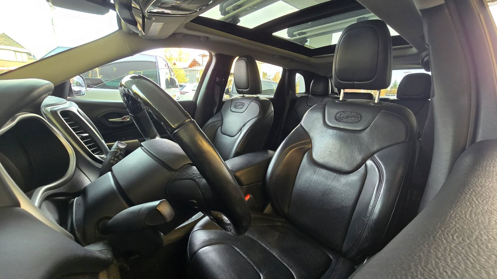Photo 2016 Jeep Cherokee Overland #3