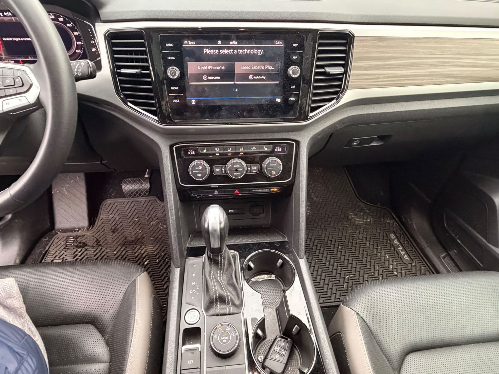 Photo 2023 Volkswagen Atlas Highline 3.6L 4MOTION | Captain's Chair Package #6