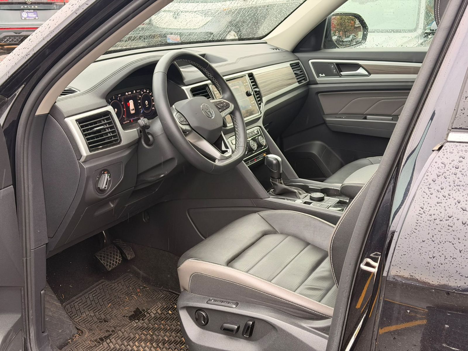 Photo 2023 Volkswagen Atlas Highline 3.6L 4MOTION | Captain's Chair Package #5