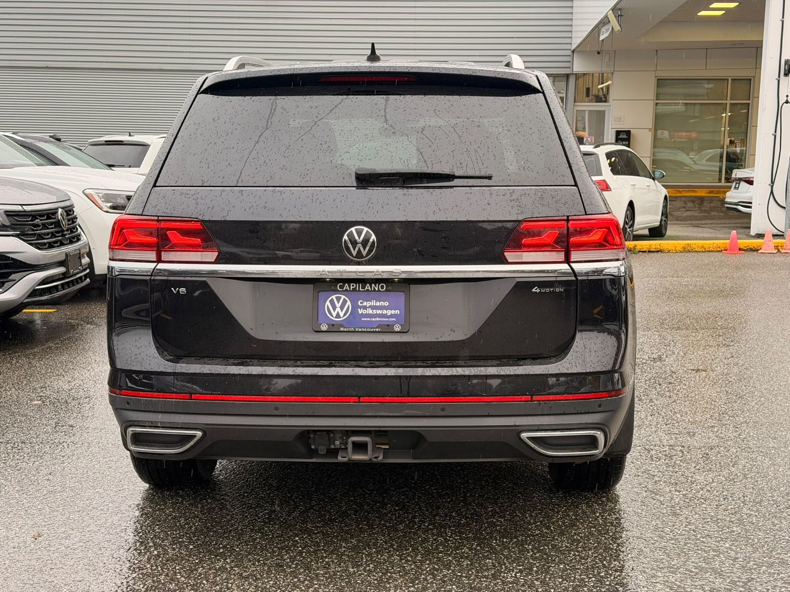 Photo 2023 Volkswagen Atlas Highline 3.6L 4MOTION | Captain's Chair Package #8