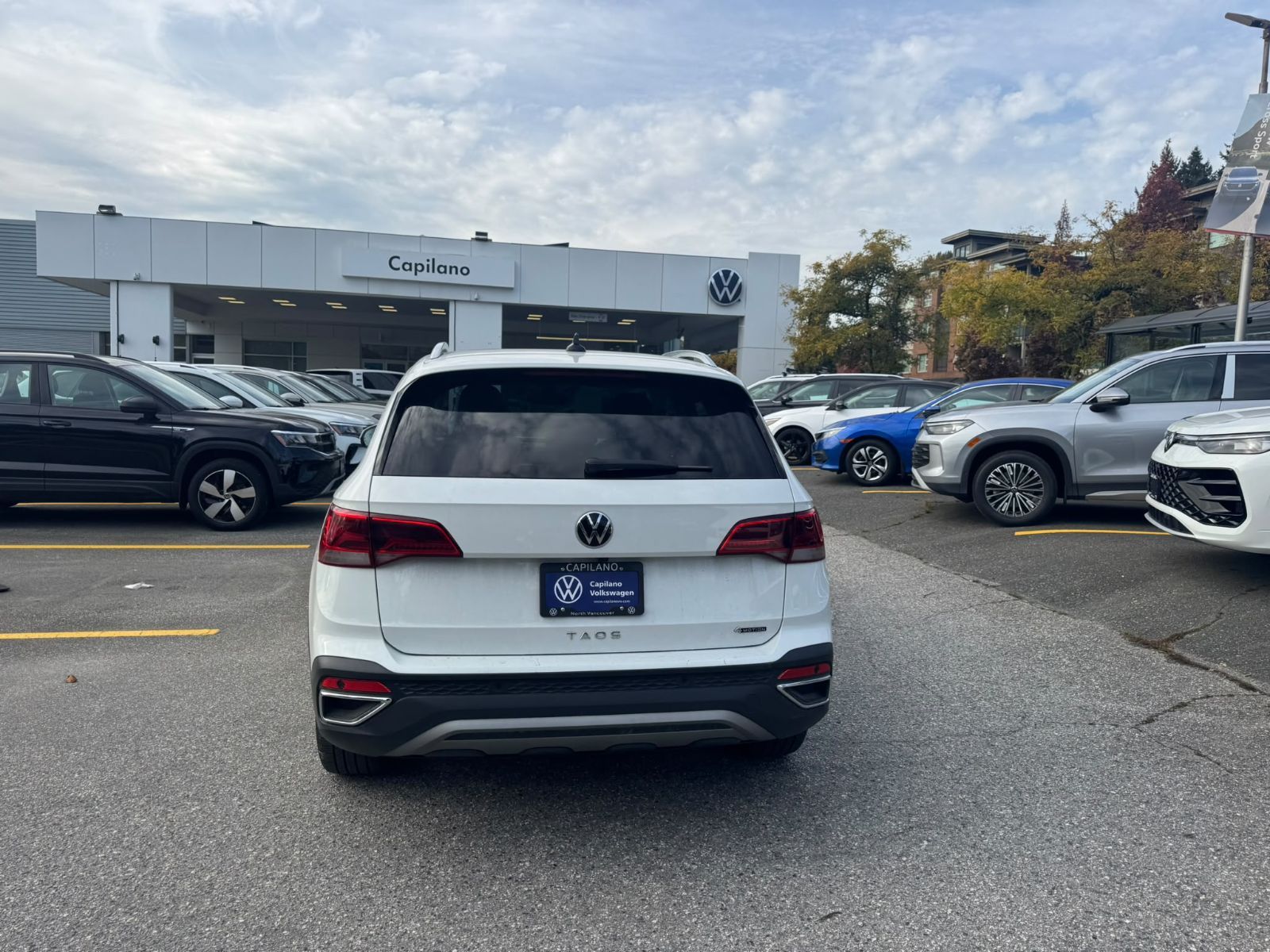 Photo 2022 Volkswagen Taos Highline 4MOTION | Driver Assistance Package #6