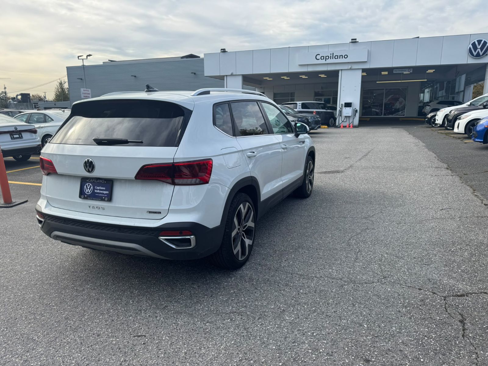 Photo 2022 Volkswagen Taos Highline 4MOTION | Driver Assistance Package #5