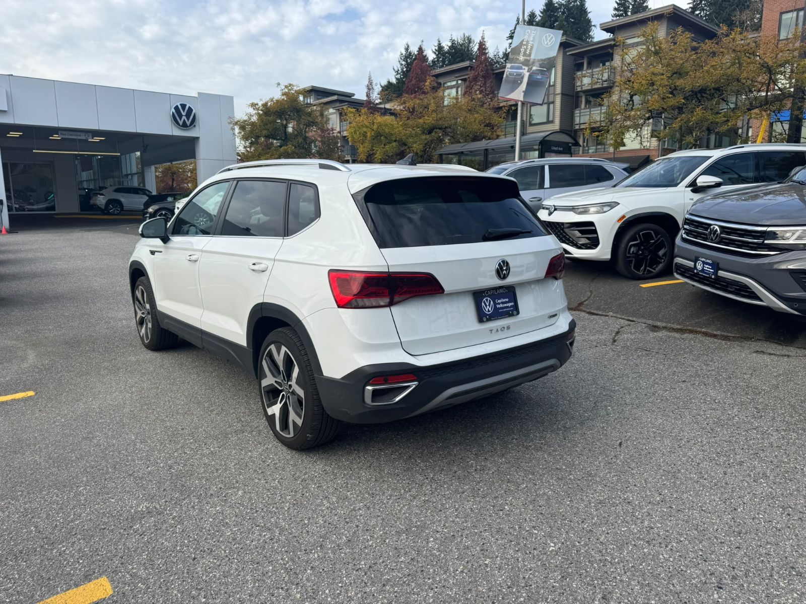 Photo 2022 Volkswagen Taos Highline 4MOTION | Driver Assistance Package #7
