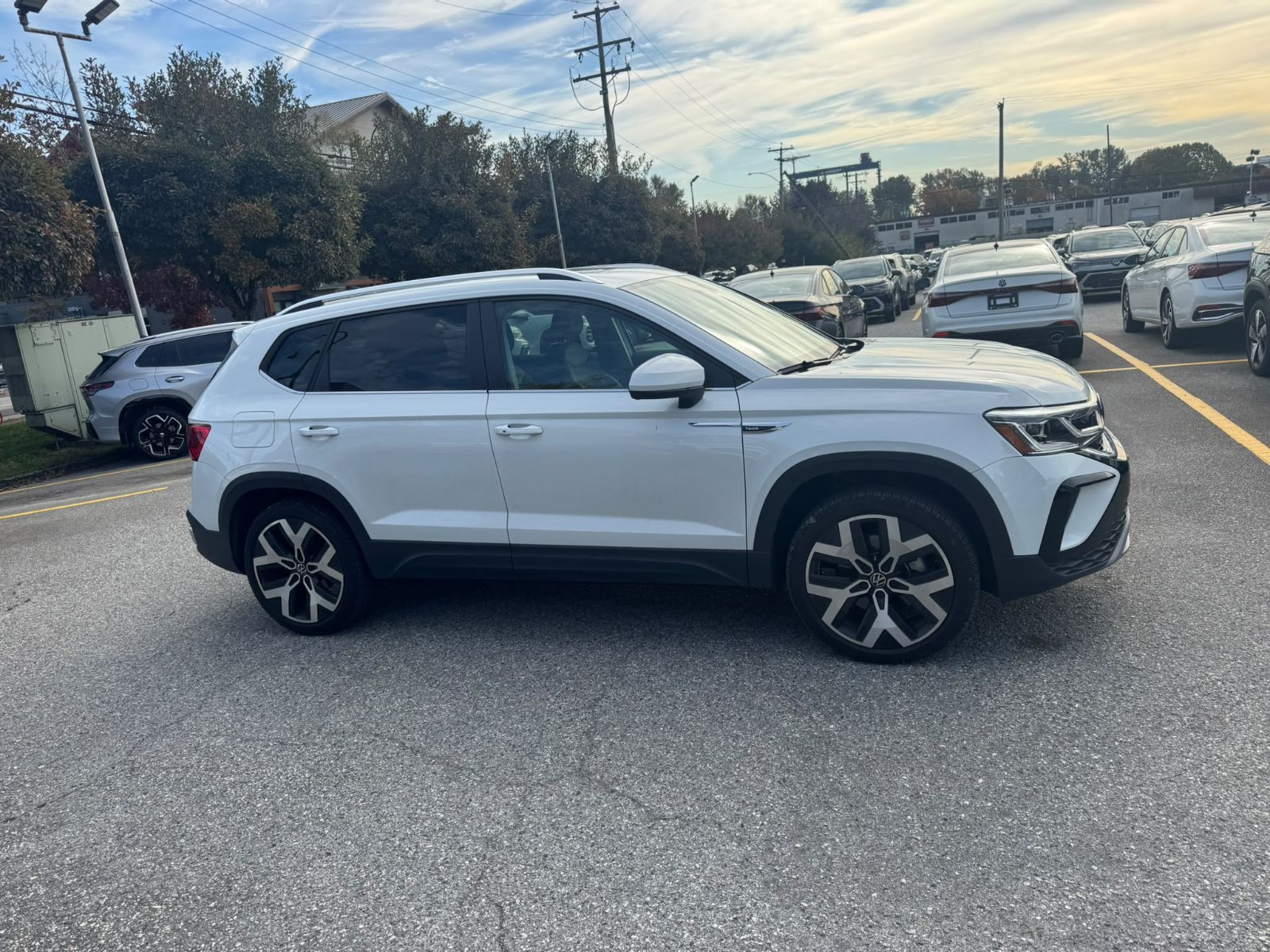 Photo 2022 Volkswagen Taos Highline 4MOTION | Driver Assistance Package #4
