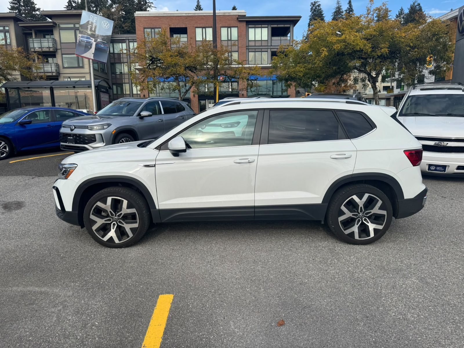 Photo 2022 Volkswagen Taos Highline 4MOTION | Driver Assistance Package #3