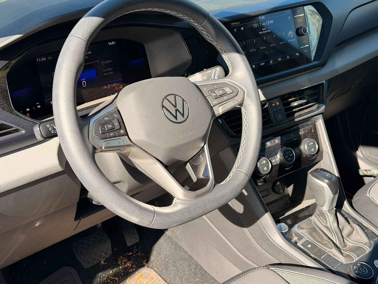 Photo 2022 Volkswagen Taos Comfortline 4MOTION | Sunroof & Wheel Package #5