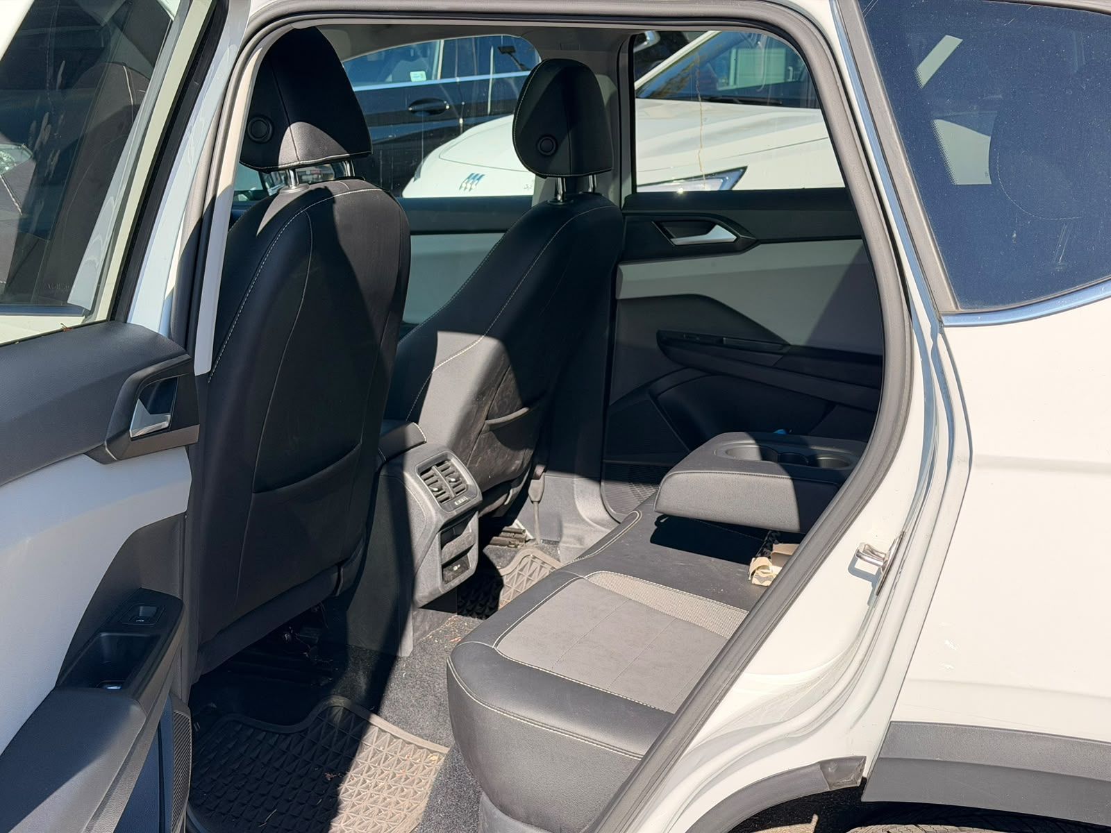 Photo 2022 Volkswagen Taos Comfortline 4MOTION | Sunroof & Wheel Package #8