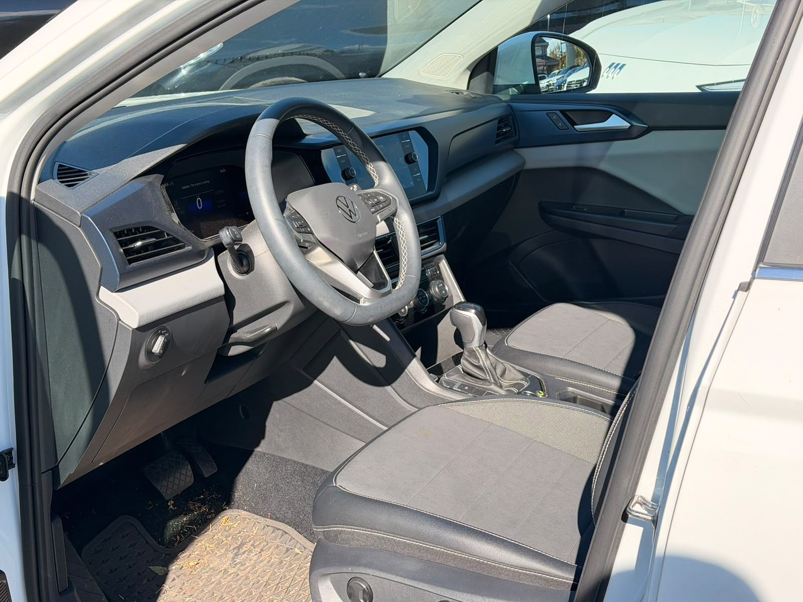 Photo 2022 Volkswagen Taos Comfortline 4MOTION | Sunroof & Wheel Package #6