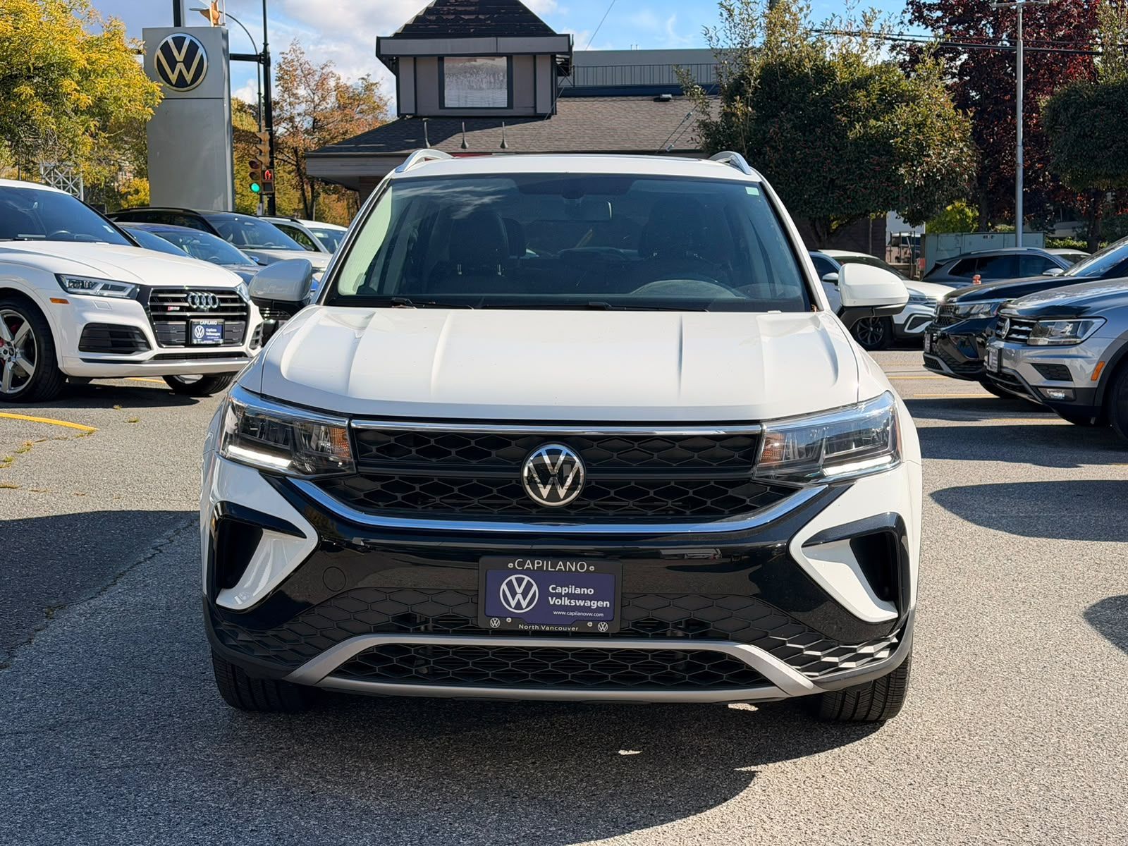 Photo 2022 Volkswagen Taos Comfortline 4MOTION | Sunroof & Wheel Package #2