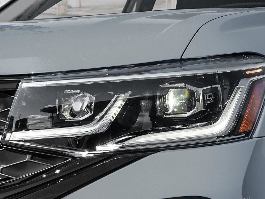 2024 Volkswagen Taos Comfortline Black Edition 4MOTION X-Demo Special!