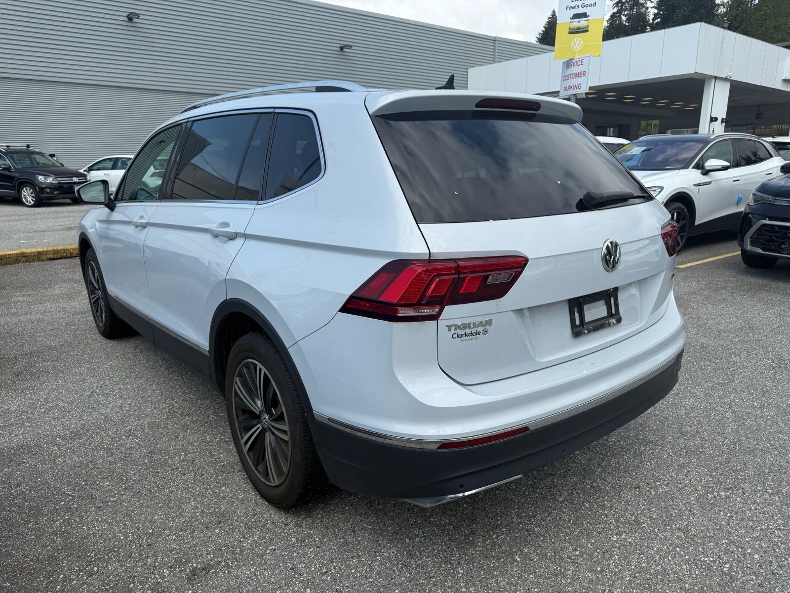 2018 Volkswagen Tiguan Highline 4MOTION 3rd Row Seats + Advanced Driver Assistance Package. Local, Low Km!