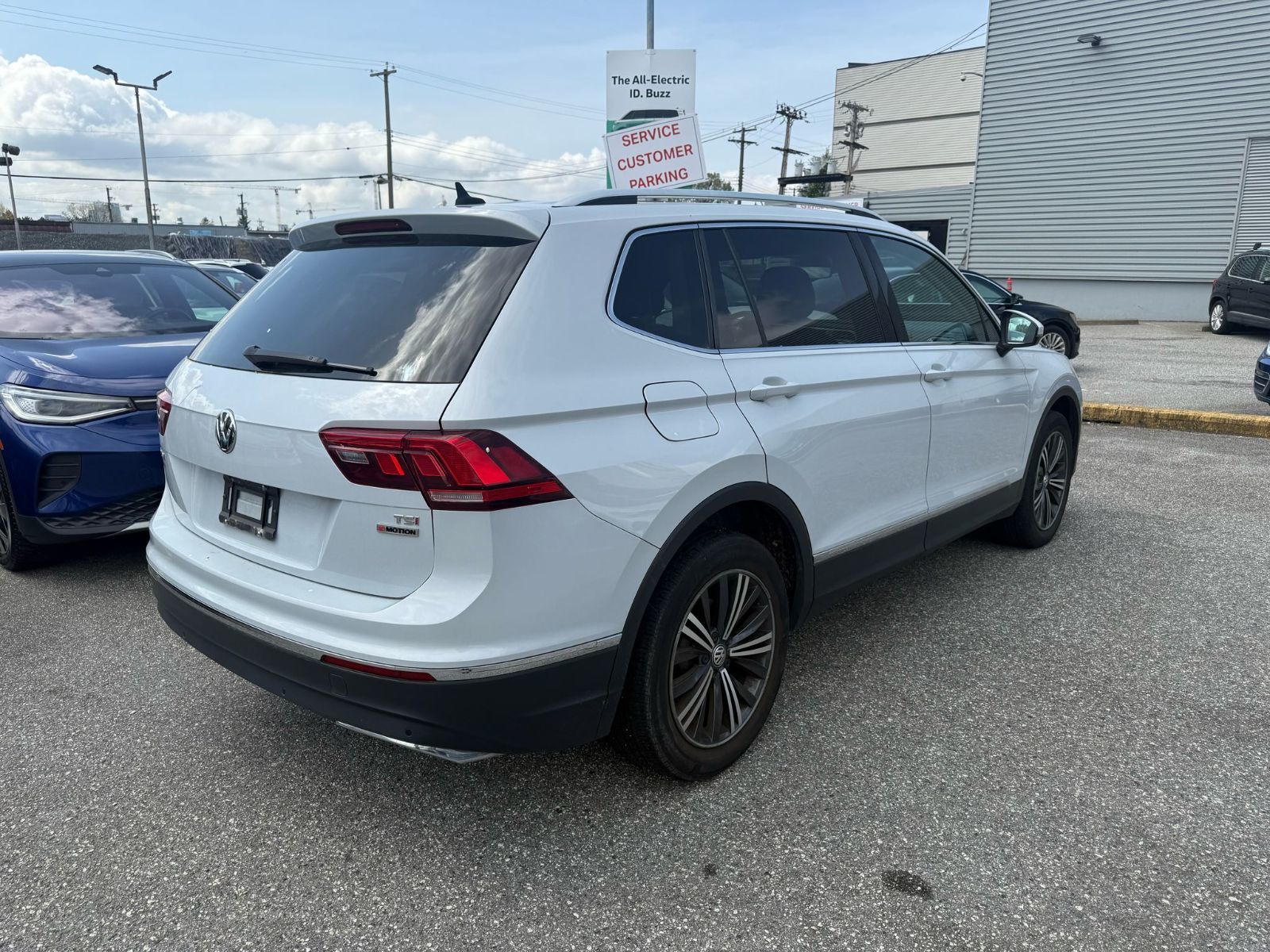 2018 Volkswagen Tiguan Highline 4MOTION 3rd Row Seats + Advanced Driver Assistance Package. Local, Low Km!