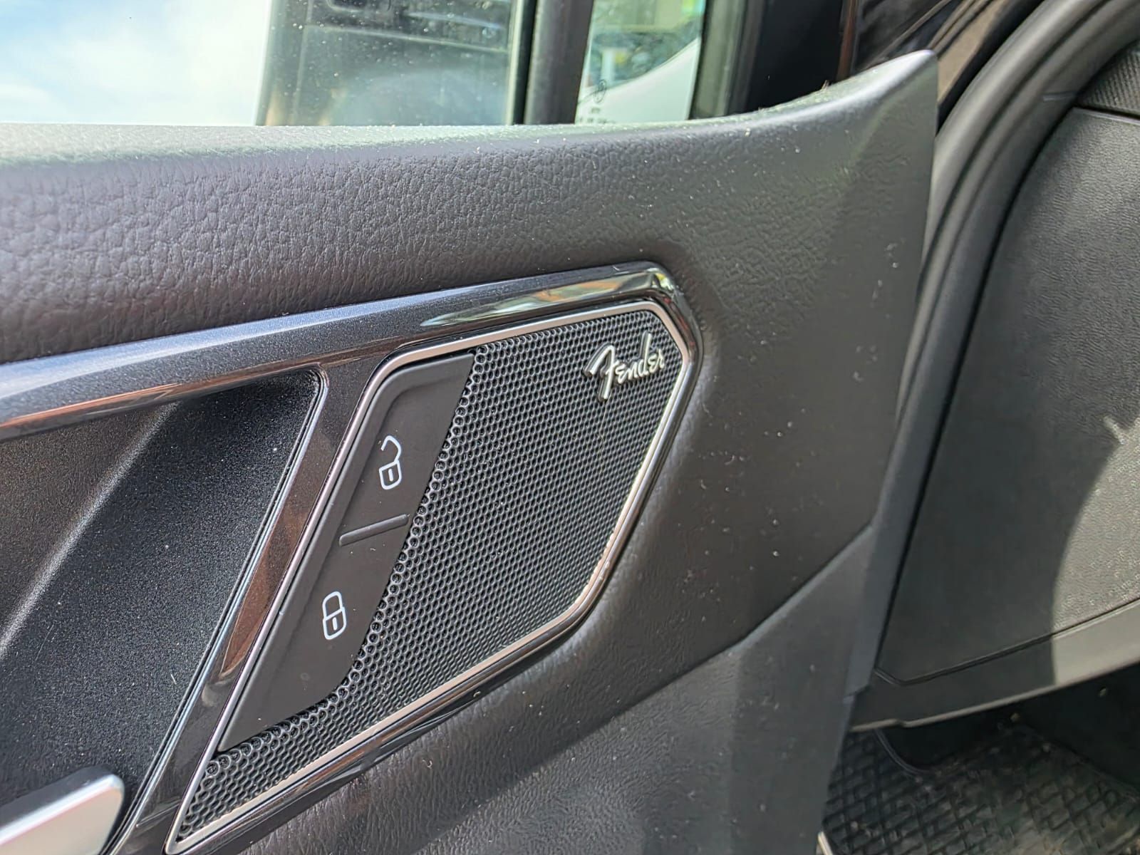 2022 Volkswagen Tiguan Highline R-Line 4MOTION Just Arrived! Local, One Owner, Hazelnut Interior