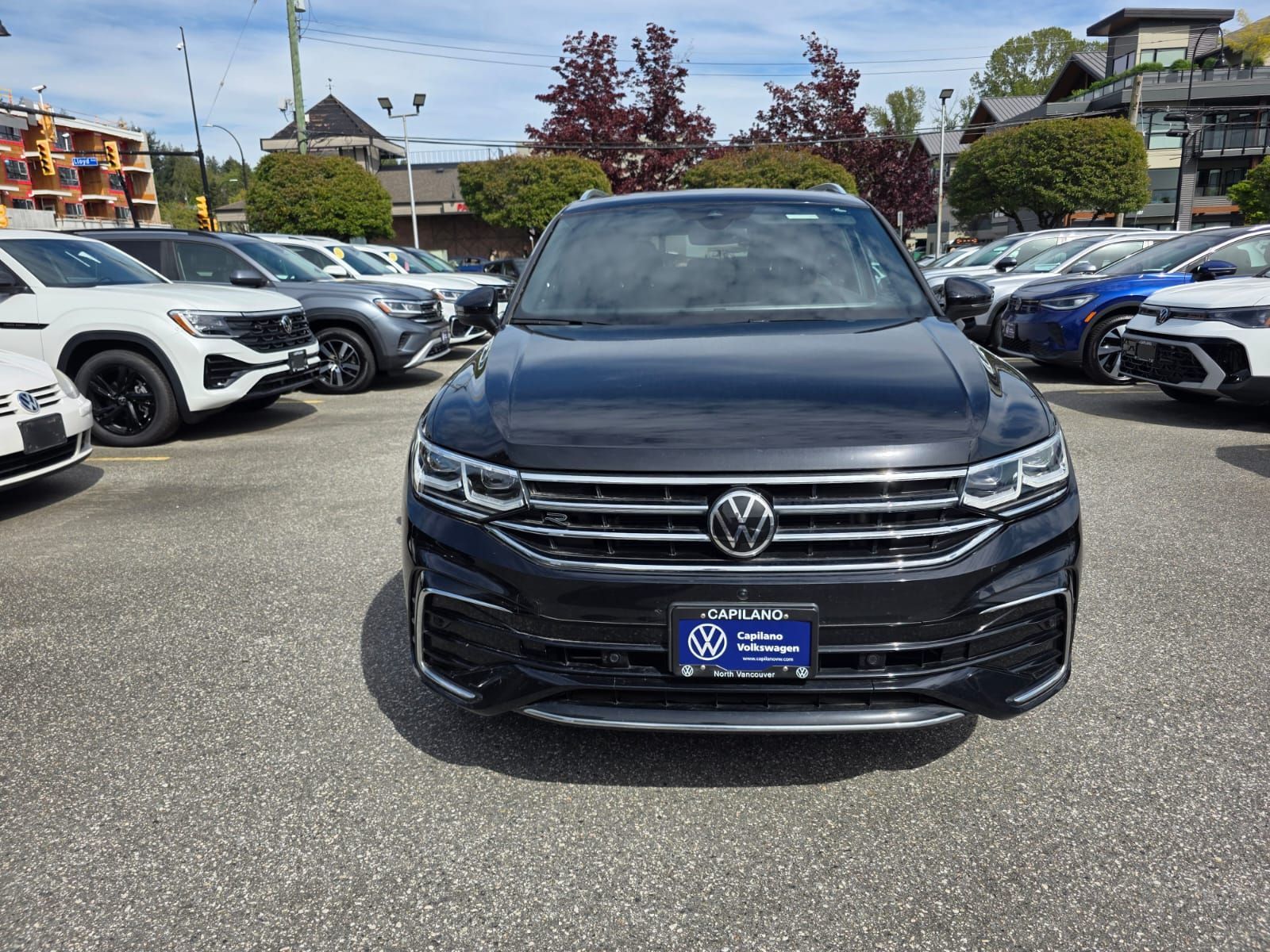 2022 Volkswagen Tiguan Highline R-Line 4MOTION Just Arrived! Local, One Owner, Hazelnut Interior