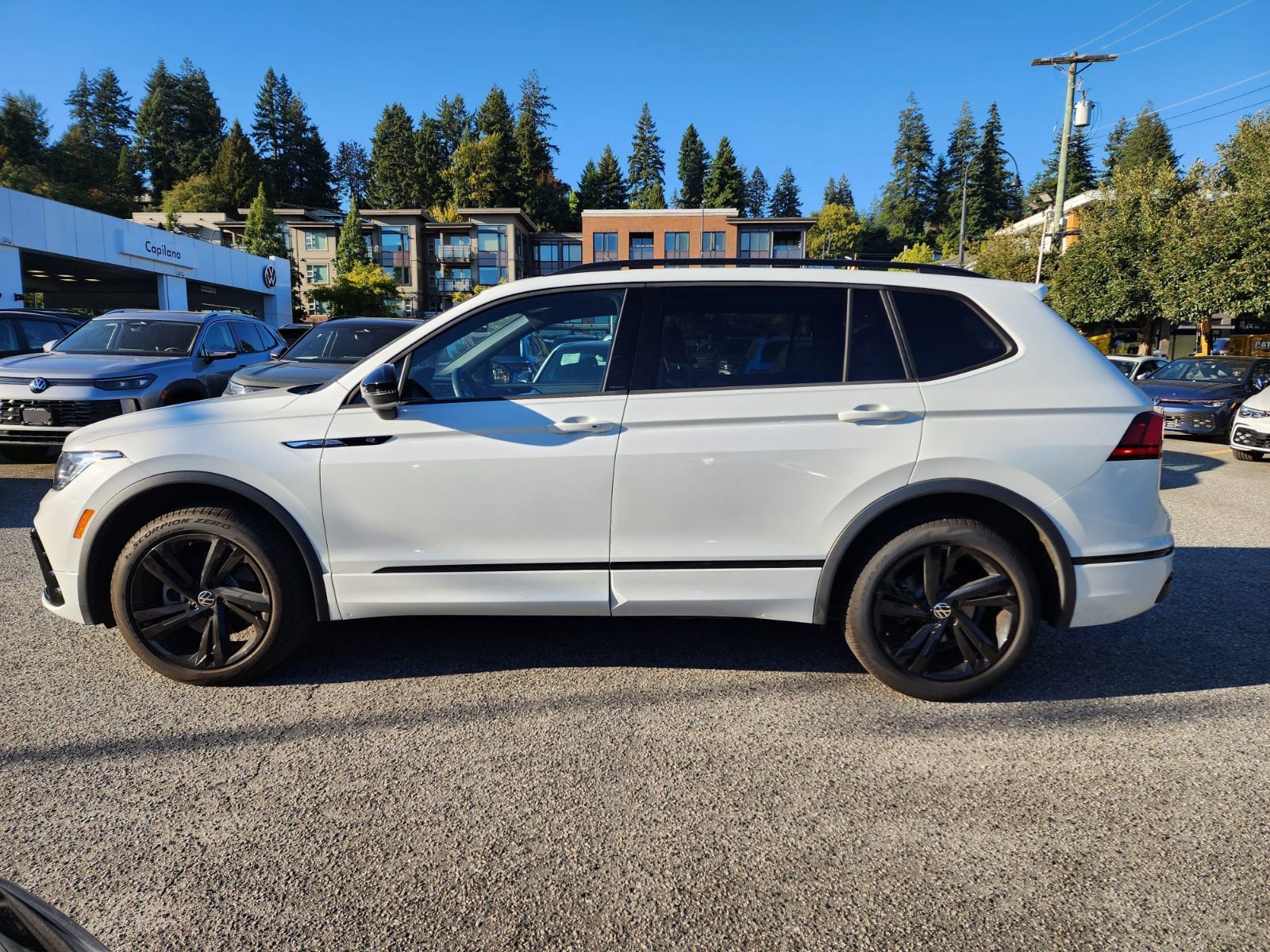 Photo 2023 Volkswagen Tiguan Comfortline R-Line Black Edition #3