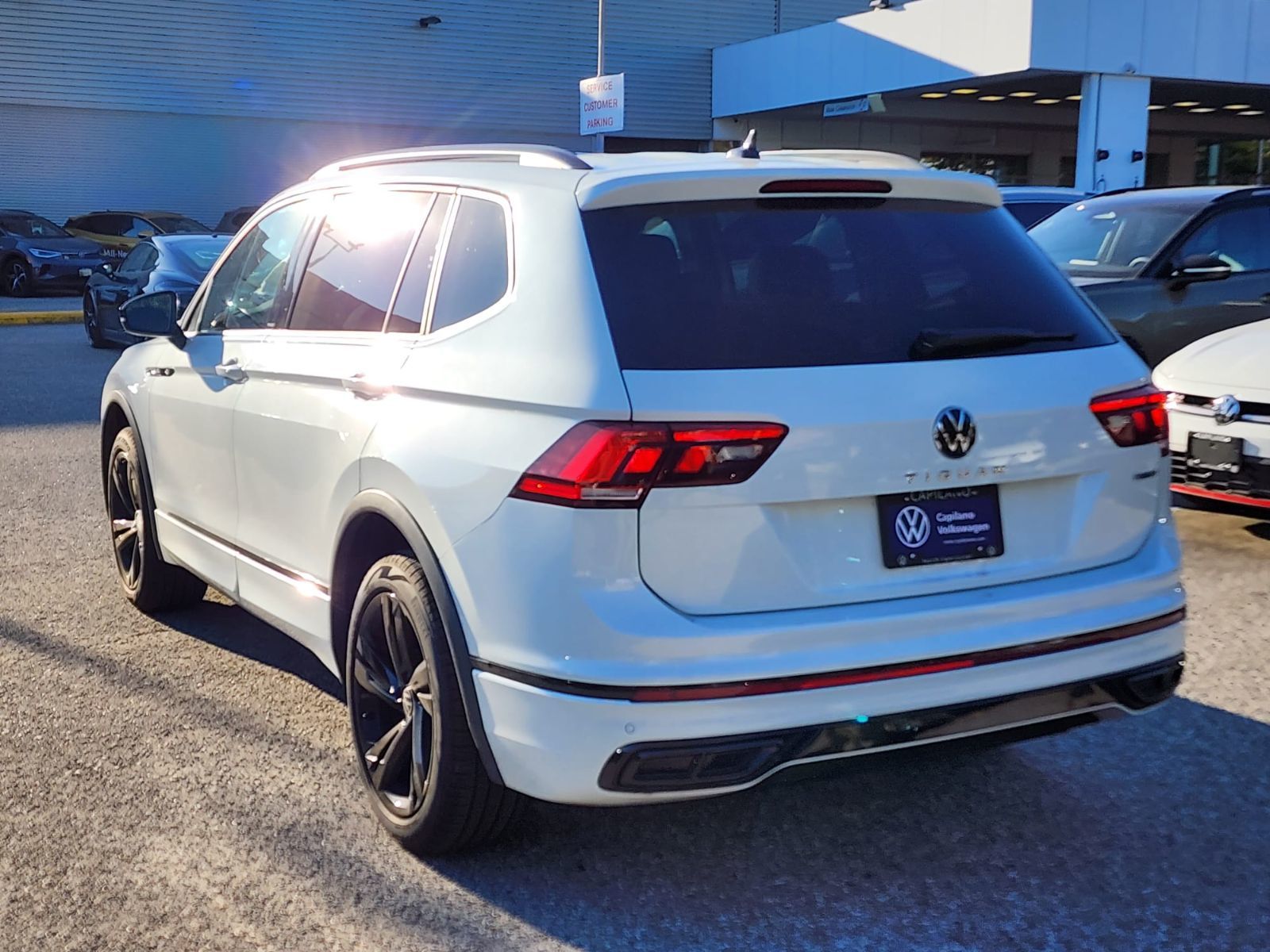 Photo 2023 Volkswagen Tiguan Comfortline R-Line Black Edition #4