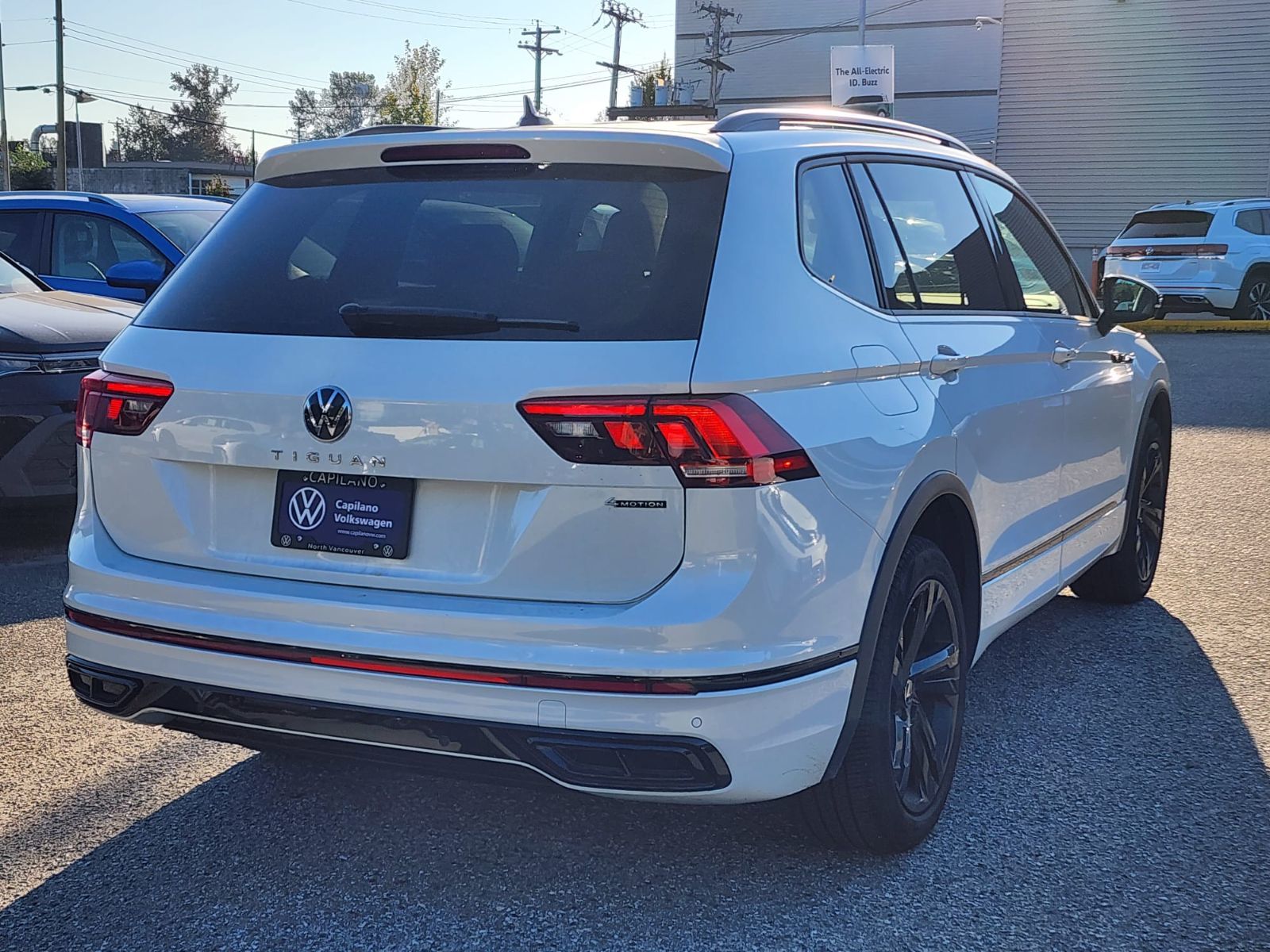 Photo 2023 Volkswagen Tiguan Comfortline R-Line Black Edition #7