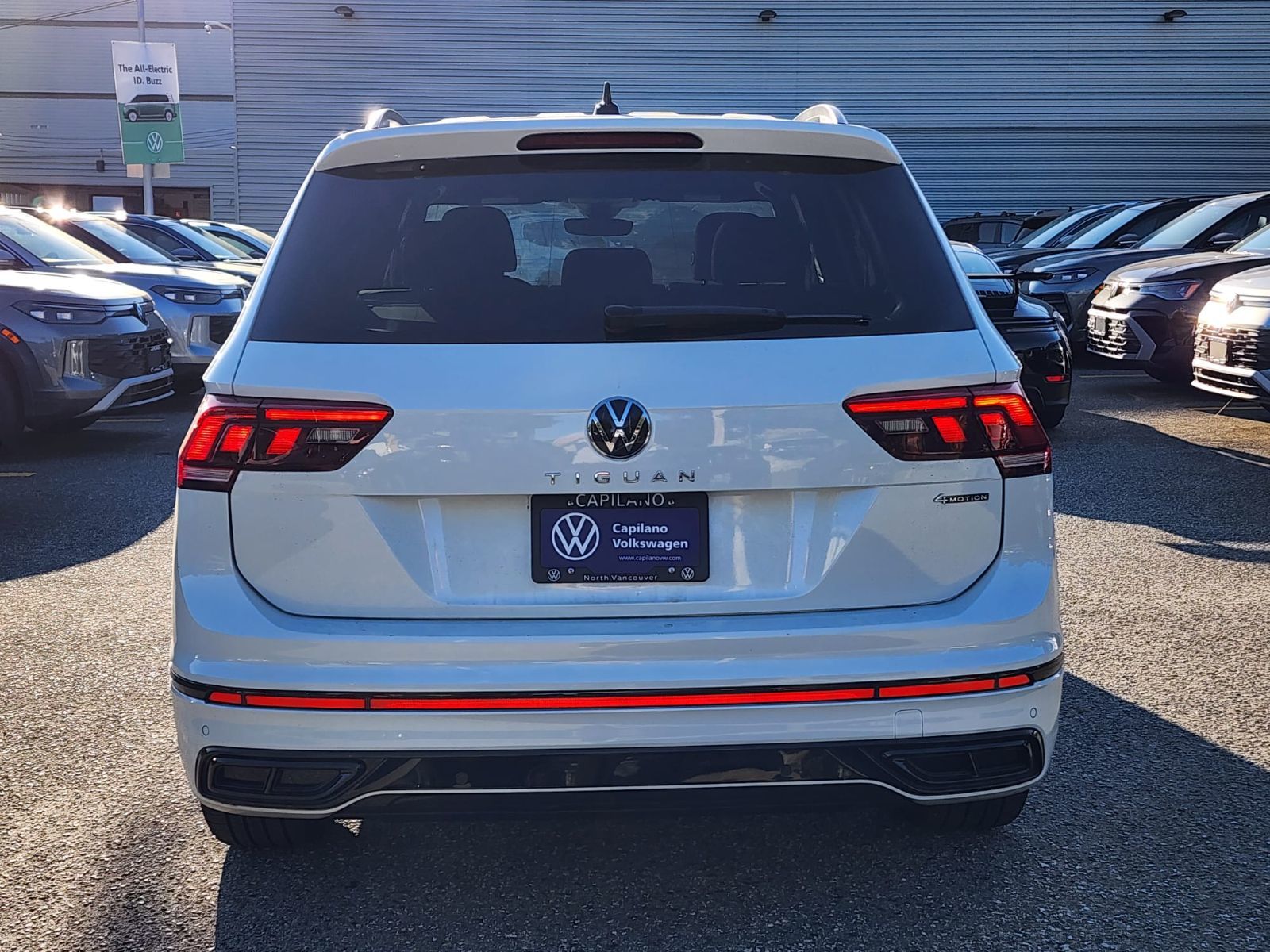 Photo 2023 Volkswagen Tiguan Comfortline R-Line Black Edition #6