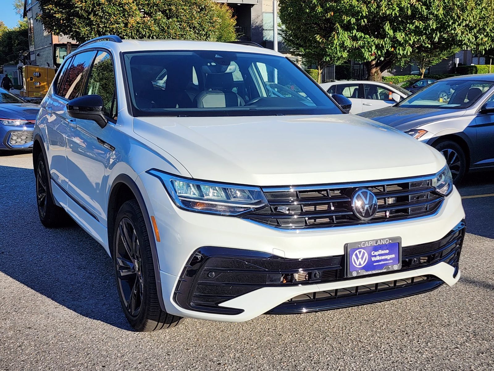 Photo 2023 Volkswagen Tiguan Comfortline R-Line Black Edition #2