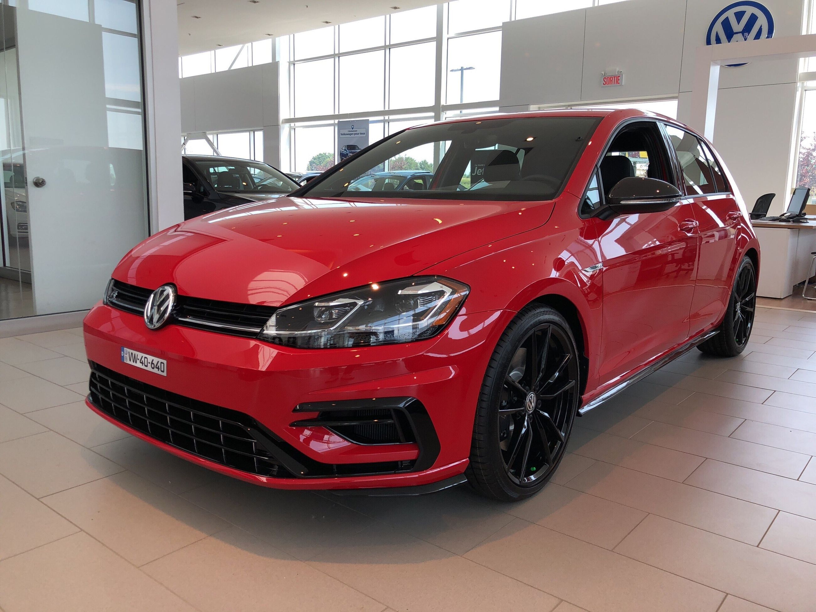 New 19 Volkswagen Golf 2 0 Tsi Red 0 Carrefour 40 640 Volkswagen