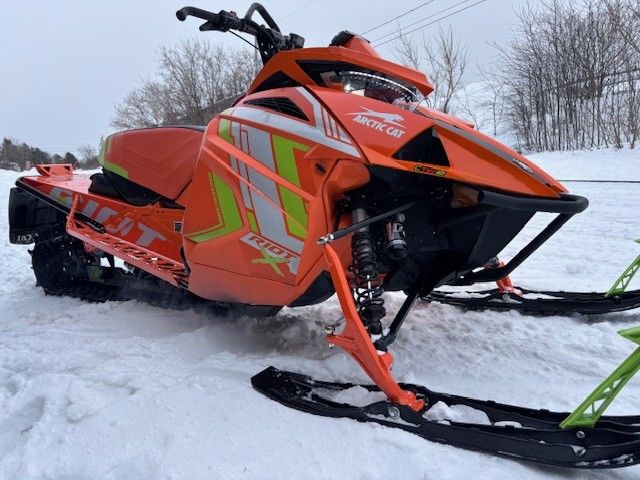 2022 Arctic Cat RIOT X 8000 146 ES MOTONEIGE NEUVE SEULEMENT 1565 KM ETAT IMPECCABLE