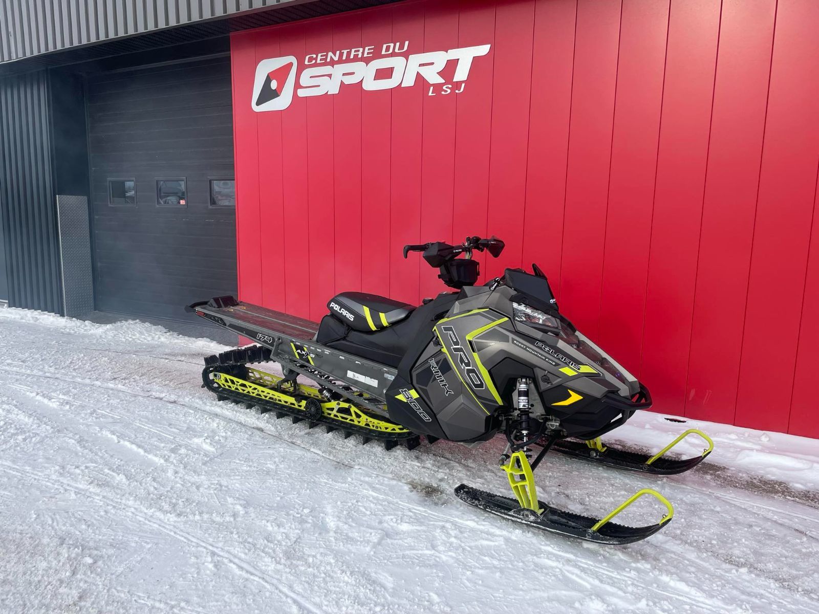 Centre du sport Lac-St-Jean à Alma | Snowmobile Polaris 800-pro 