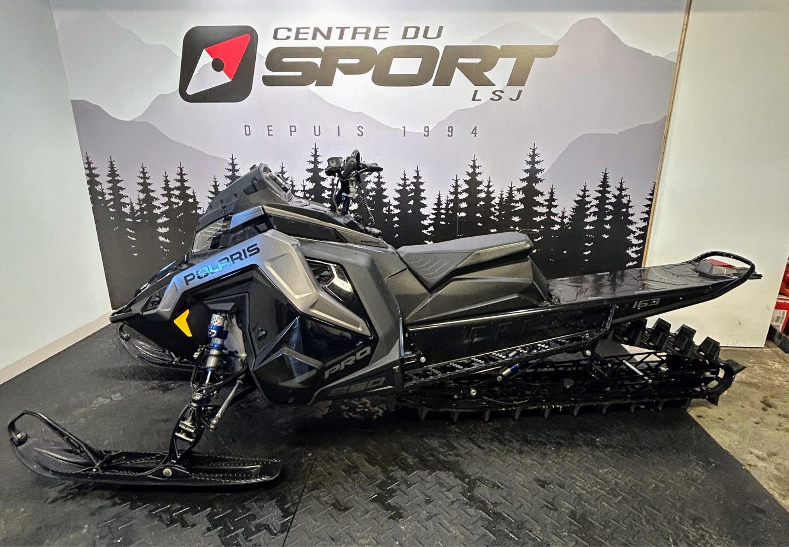 Centre du sport Lac-St-Jean à Alma | Snowmobile Polaris 800-pro