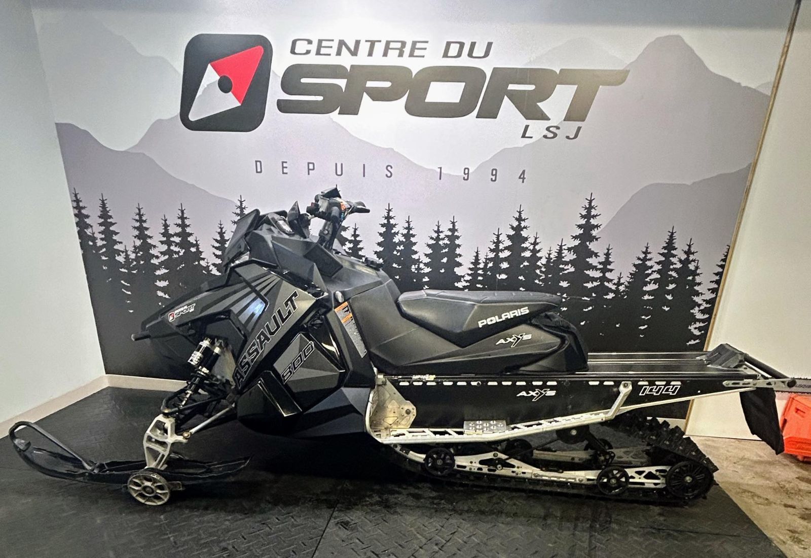 Centre du sport Lac-St-Jean à Alma | Snowmobile Polaris 800-pro
