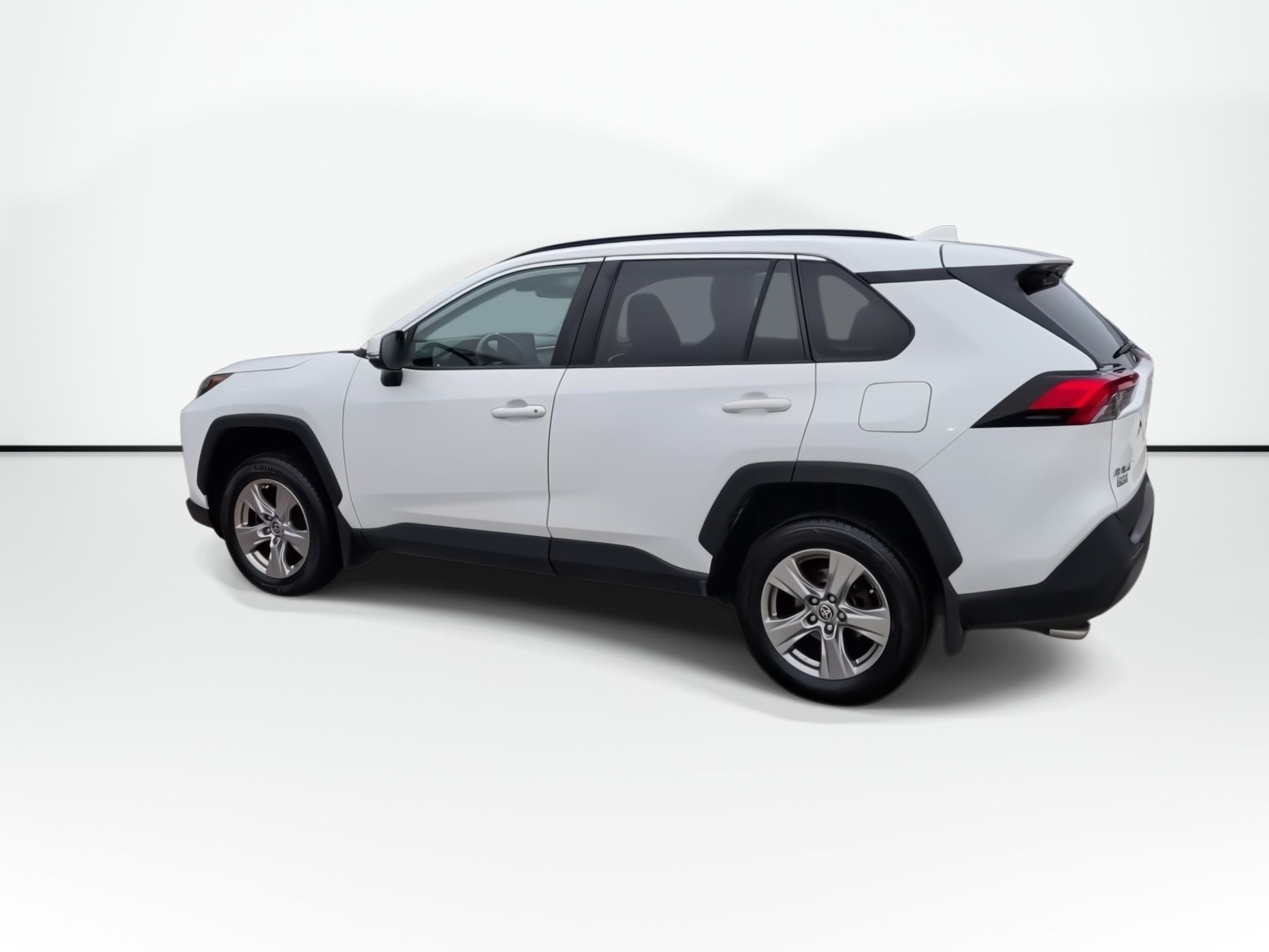 Photo 2022 Toyota RAV4 XLE | Sunroof | Cam | USB | HtdSeats #5