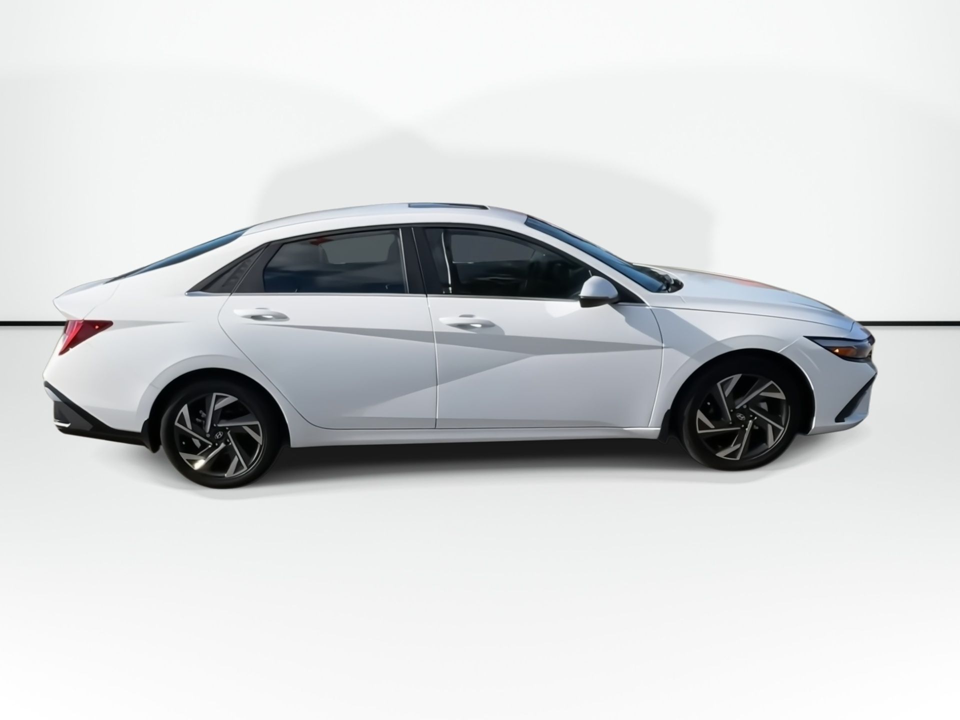 Photo 2025 Hyundai Elantra Luxury | Leather | Roof | Nav | Warranty to 2031 #2