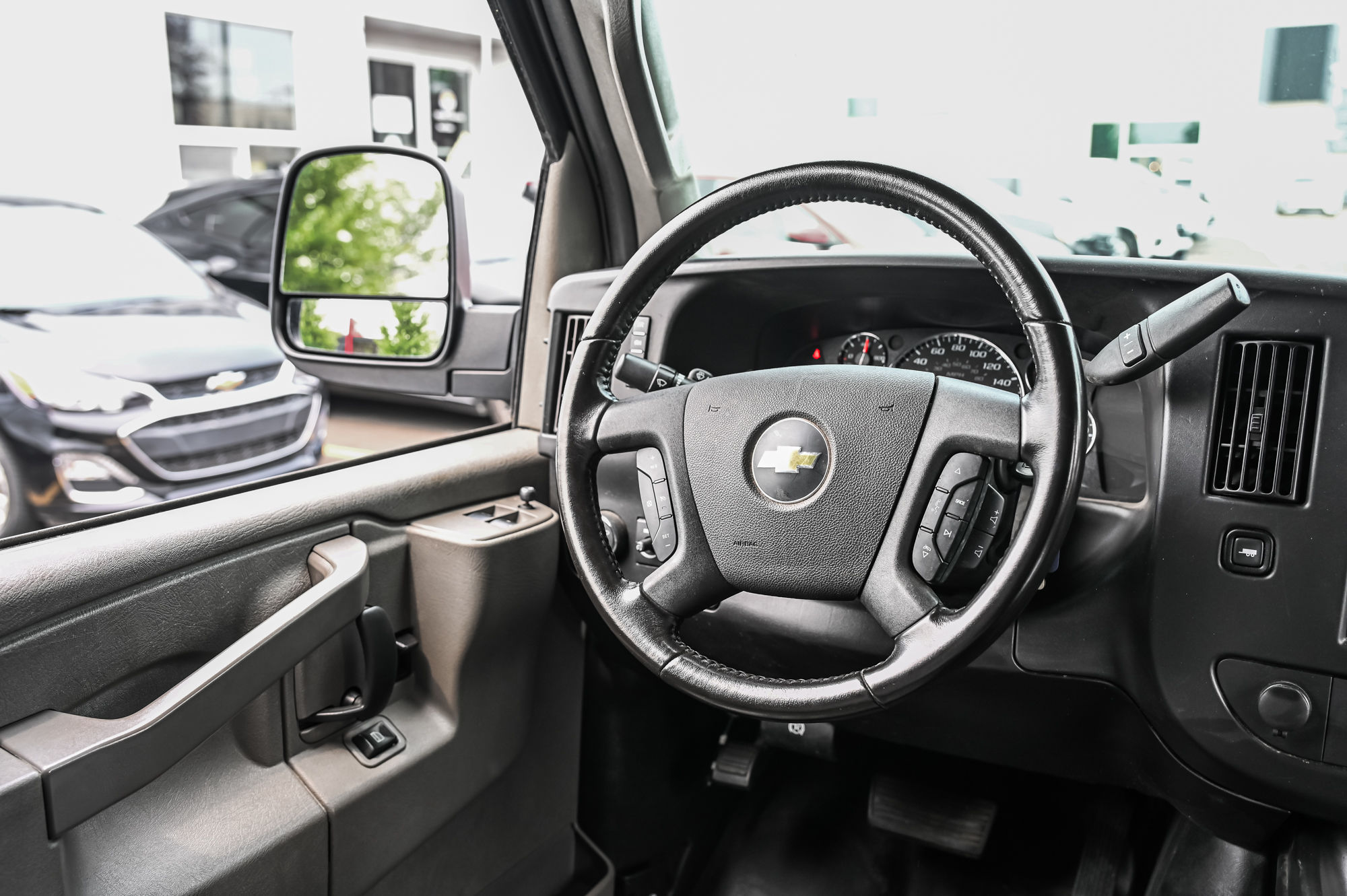 2023 Chevrolet Express Cargo Van in Dollard-des-Ormeaux, Quebec